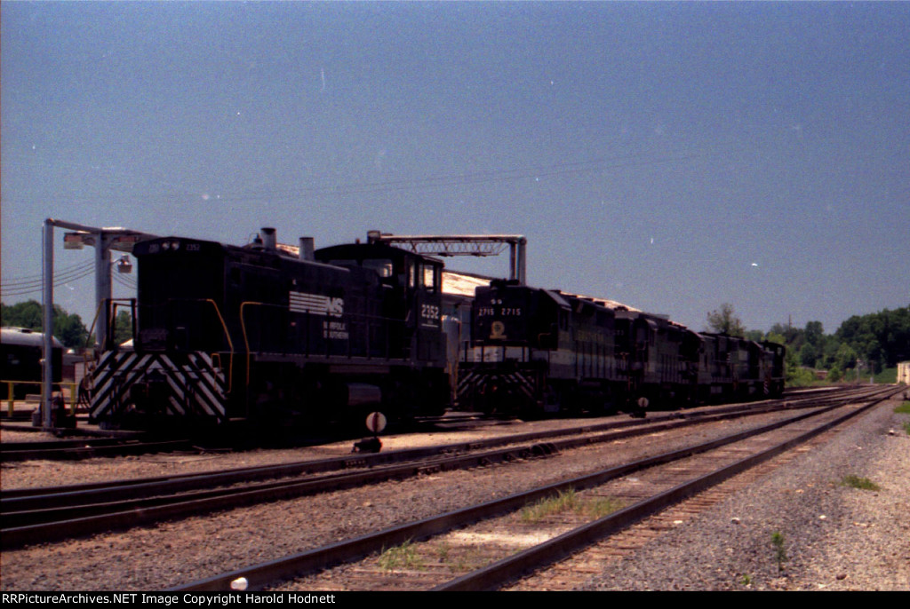 NS 2352 & others at the fuel racks